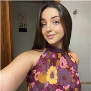 Estudiante universitaria imparte clases de repaso de asignaturas de primaria